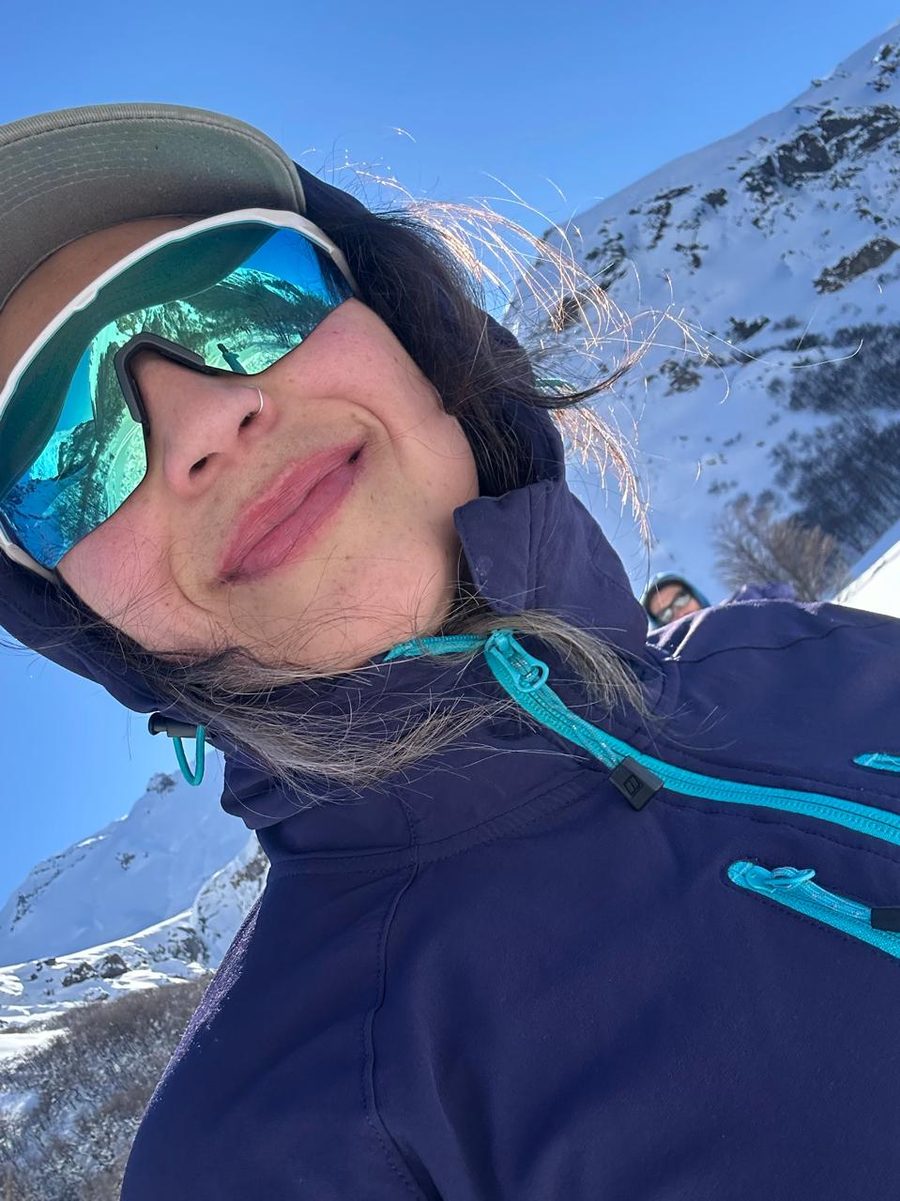 Katerine Castillo, guía de turismo en naturaleza, en terreno de montaña con nieve